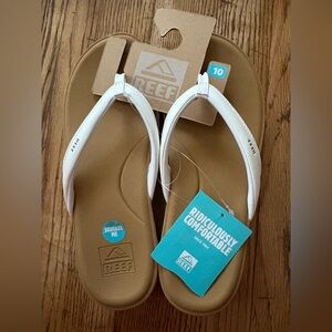 NWT Reef Cushion Cloud White and Tan Flip Flops Sandals Size 10 $55